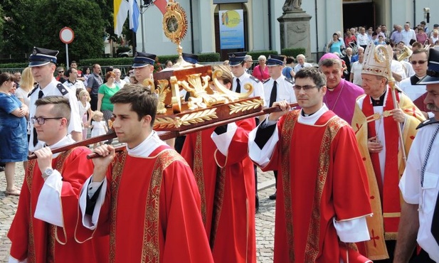 Księża diakoni z relikwiarzem św. Jana Sarkandra