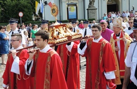 Księża diakoni z relikwiarzem św. Jana Sarkandra