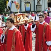 Księża diakoni z relikwiarzem św. Jana Sarkandra