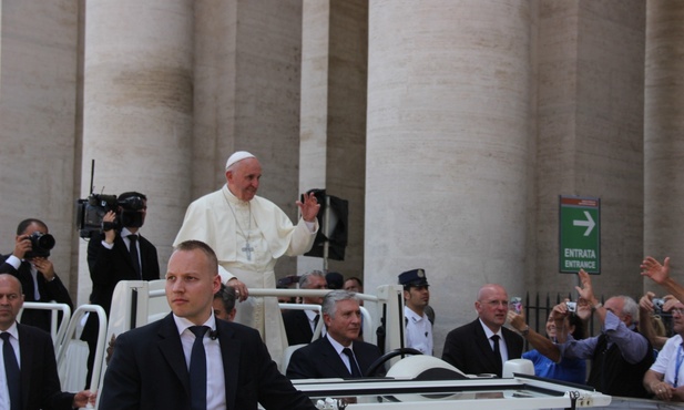 Papież Franciszek pozdrawia wiernych na pl. św. Piotra