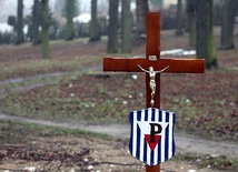 Krzyż na żydowskim cmentarzu