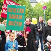 	Kutnowski marsz poparli proboszczowie miejscowych i okolicznych parafii. 