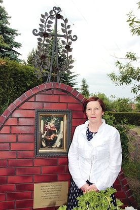 Urszula Majewska po odzyskaniu zdrowia ufundowała maryjną kapliczkę. 