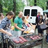 Kiełbaski z grilla to już specjalność oazy rodzin