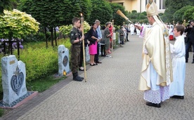 Bp Roman Pindel poświęcił mikuszowicką Drogę Światła