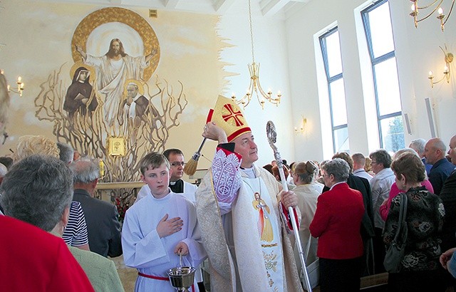 ▲	Bp Andrzej Jeż  22 maja poświęcił kaplicę cmentarną w Radomyślu Wielkim.