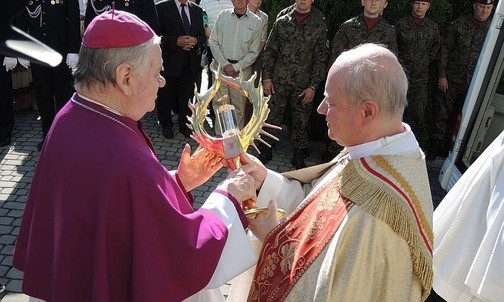 Ks. proboszcz Marcin Aleksy podaje biskupowi Tadeuszowi Rakoczemu relikwie św. Faustyny