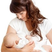 Podczas karmienia piersią dziecko otrzymuje nie tylko pokarm,  ale i poczucie bliskości.