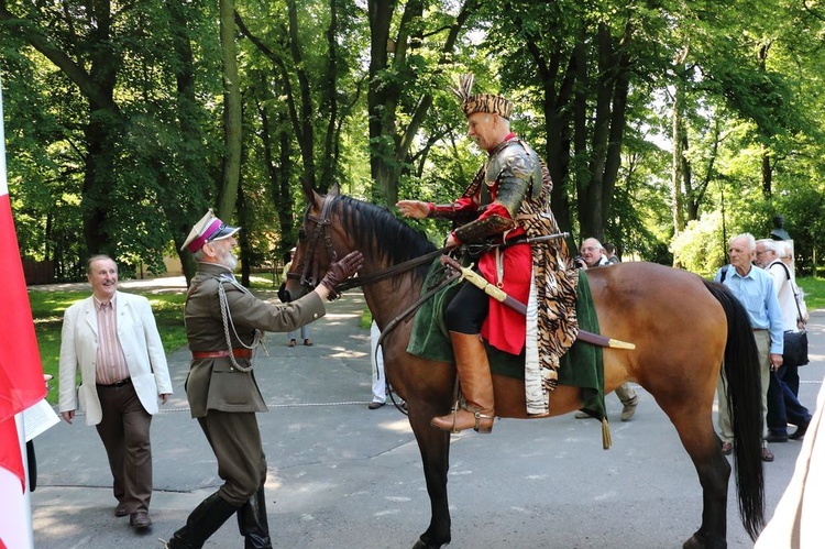 Pomniki Sienkiewicza i Kossak-Szczuckiej