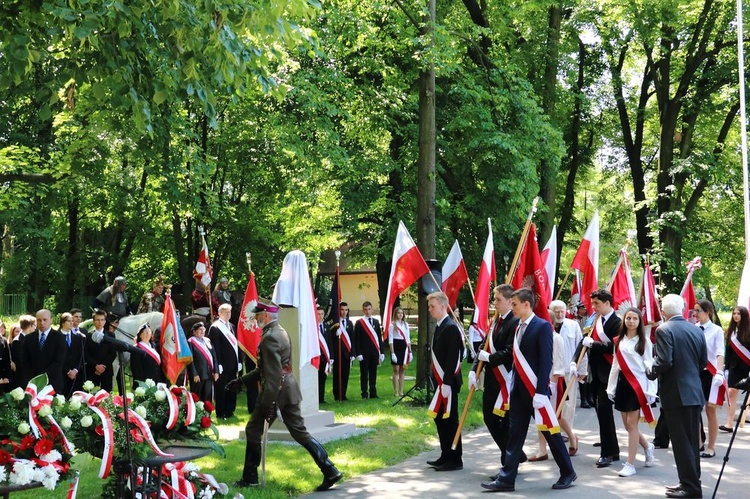 Pomniki Sienkiewicza i Kossak-Szczuckiej