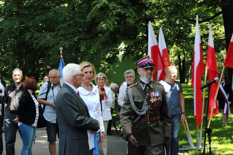 Pomniki Sienkiewicza i Kossak-Szczuckiej