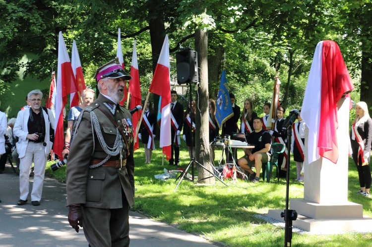 Pomniki Sienkiewicza i Kossak-Szczuckiej