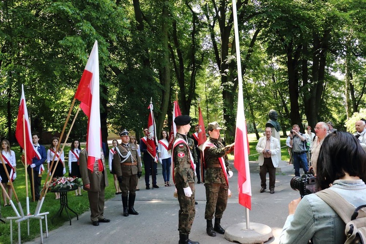 Pomniki Sienkiewicza i Kossak-Szczuckiej