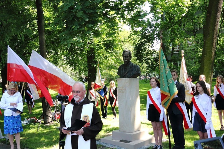 Pomniki Sienkiewicza i Kossak-Szczuckiej