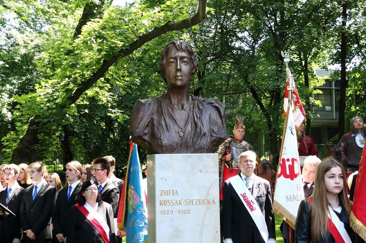 Pomniki Sienkiewicza i Kossak-Szczuckiej