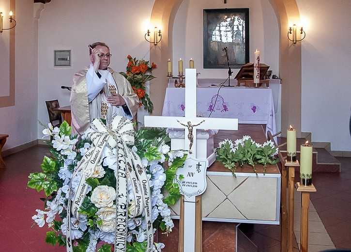 Pożegnali noworodka znalezionego na wysypisku