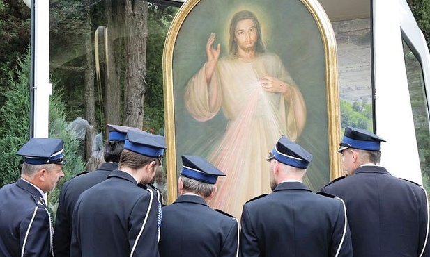 Mikuszowiccy strażacy wnieśli obraz Jezusa Miłosiernego do kościoła