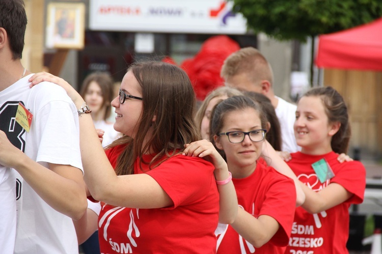 Taniec, śpiew i flagi w Brzesku