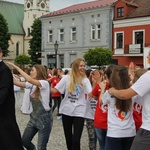 Taniec, śpiew i flagi w Brzesku