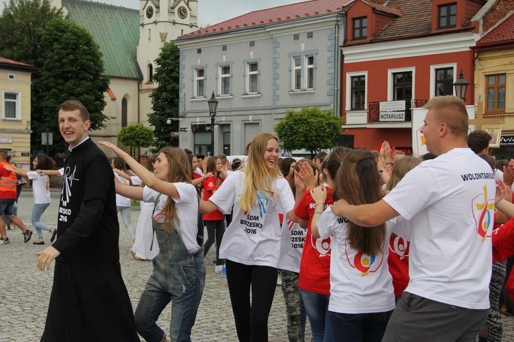 Taniec, śpiew i flagi w Brzesku