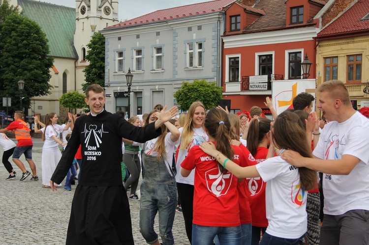 Taniec, śpiew i flagi w Brzesku