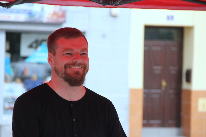 Taniec, śpiew i flagi w Brzesku