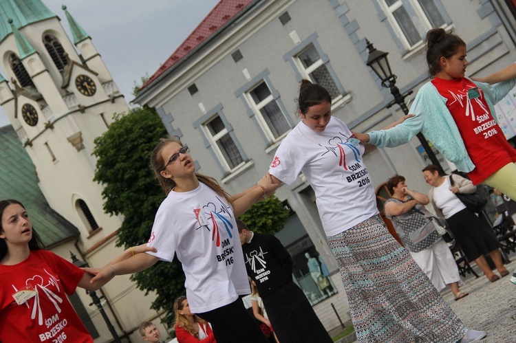 Taniec, śpiew i flagi w Brzesku