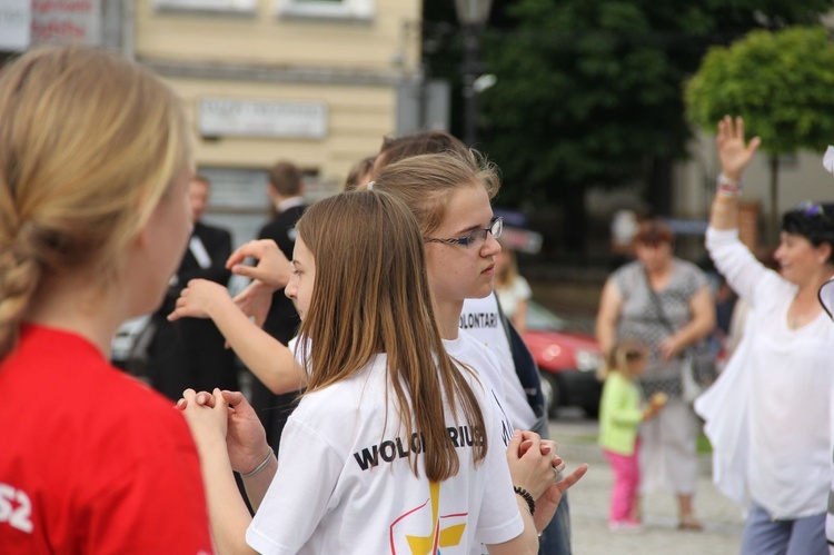 Taniec, śpiew i flagi w Brzesku