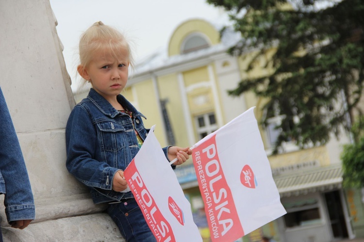 Taniec, śpiew i flagi w Brzesku