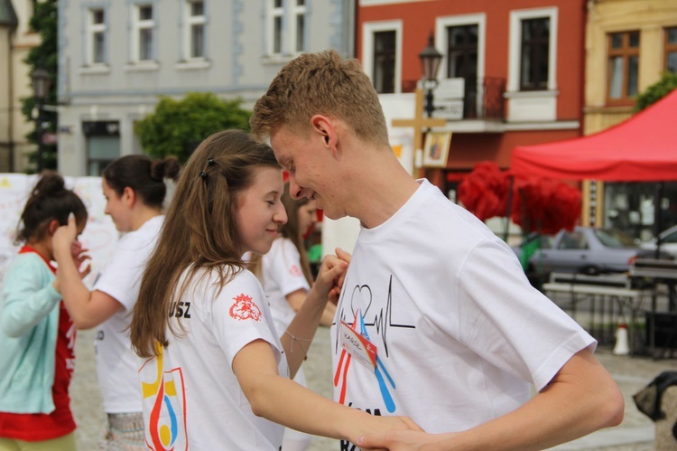 Taniec, śpiew i flagi w Brzesku