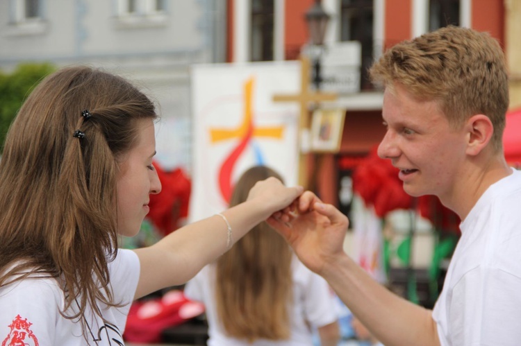 Taniec, śpiew i flagi w Brzesku