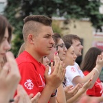 Taniec, śpiew i flagi w Brzesku