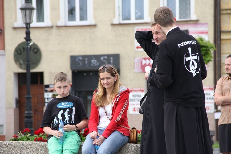 Taniec, śpiew i flagi w Brzesku