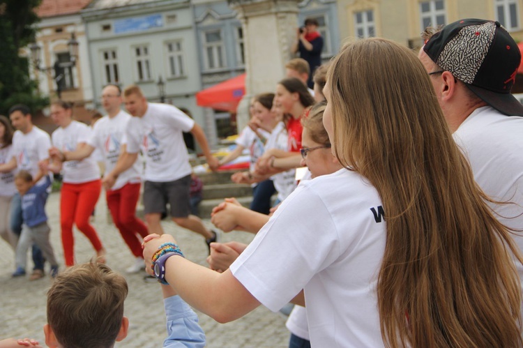 Taniec, śpiew i flagi w Brzesku