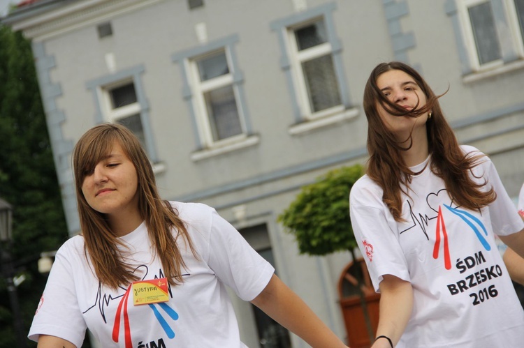 Taniec, śpiew i flagi w Brzesku