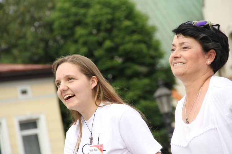 Taniec, śpiew i flagi w Brzesku