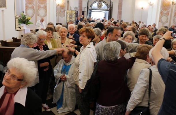 W czasie Mszy św. był taki szczególny moment, kiedy poszczególne "Margaretki" otoczyły księży, za których się modlą