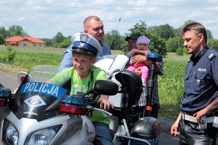 Policyjne motocykle wzbudzały zainteresowanie dzieci