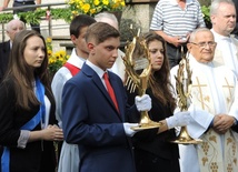 Przedstawiciele młodzieży wnieśłi relikwie Apostołów Miłosierdzia