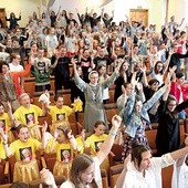 ▲	Między występami poszczególnych grup publiczność bawił klerycki zespół „Soli Deo Gloria” z warmińskiego seminarium.