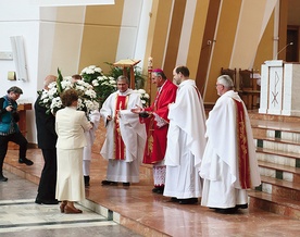 ▲	W czasie spotkania swoją Margaretkę otrzymał  o. Stefan Karpeta CSsR.