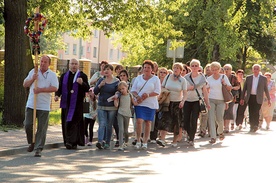 ▲	Pielgrzymi z ks. Adamem Domańskim w drodze  do bazyliki katedralnej.