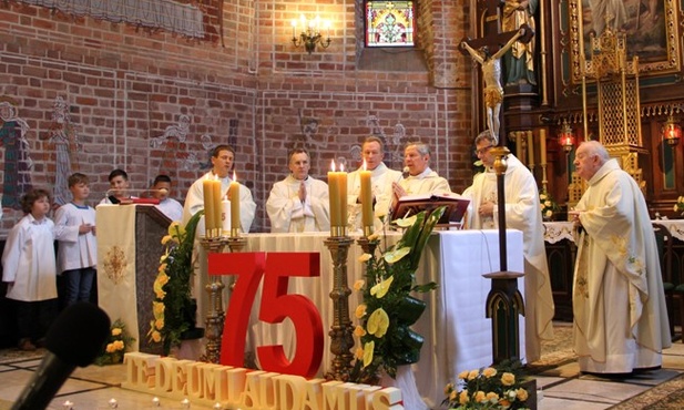 Jubileuszowej Eucharystii w radomskiej farze przewodniczył bp Henryk Tomasik