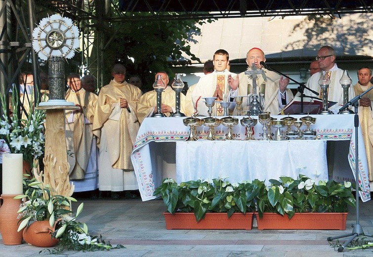 	Dziękczynienie odbyło się przy kościele Wieczerzy Pańskiej, gdzie znajduje się sarkofag nowego świętego.