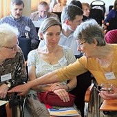 ►	W zjeździe instruktorów INER w Starym Sączu uczestniczyła także Elizabeth Rötzer (z lewej),  córka prof. Josefa Rötzera.