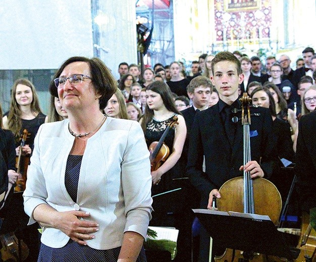 ▲	W limanowskiej bazylice Halina Dyczek dyrygowała podczas jubileuszowego koncertu chóru.