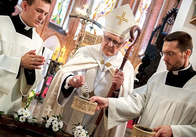 ▲	Świętowanie rozpoczęło odnowienie przyrzeczeń chrzcielnych.