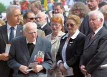 Pięć lat temu ks. Scheipers (drugi z lewej) był obecny na beatyfikacji ks. Alojzego Andrickiego w Dreźnie.