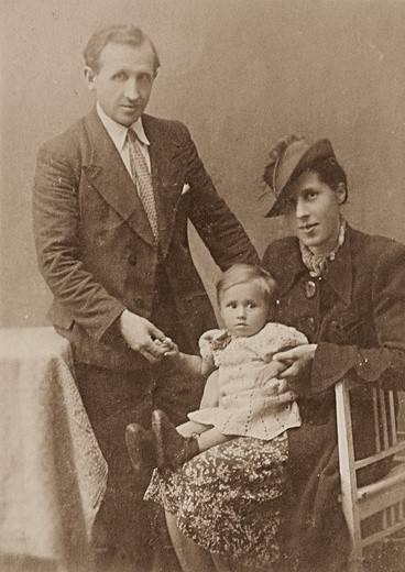 Zdjęcie na sąsiedniej stronie przedstawia Marię Wieloch z rodzicami. Ojciec pani Marii zginął w Ponarach.