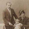 Zdjęcie na sąsiedniej stronie przedstawia Marię Wieloch z rodzicami. Ojciec pani Marii zginął w Ponarach.